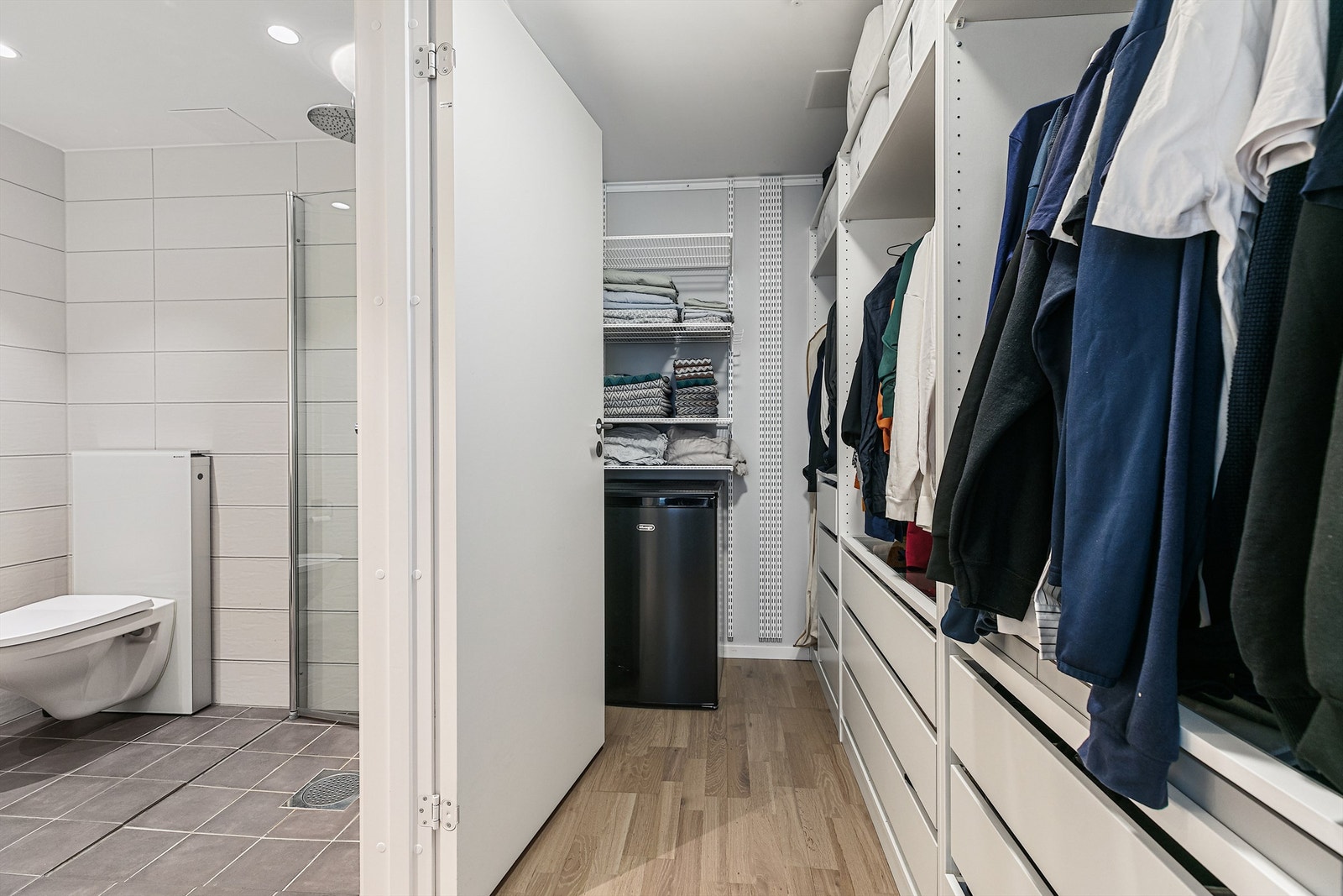 Stor walk-in garderobe på hovedsoverom Galleribilde