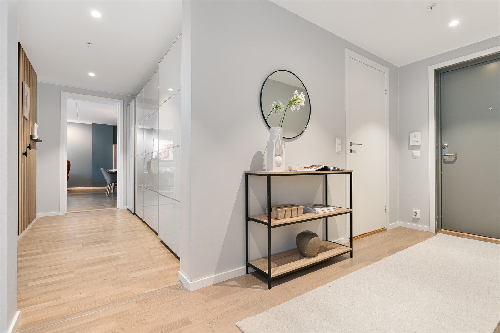 Du ønskes velkommen inn i en lys og romslig entre. Galleribilde