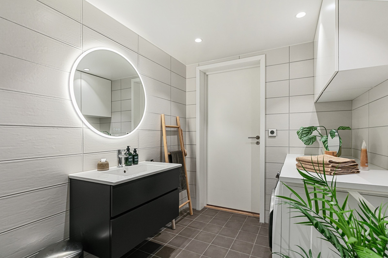 Baderommet består av flislagt gulv med gulvvarme og flislagte vegger. Galleribilde