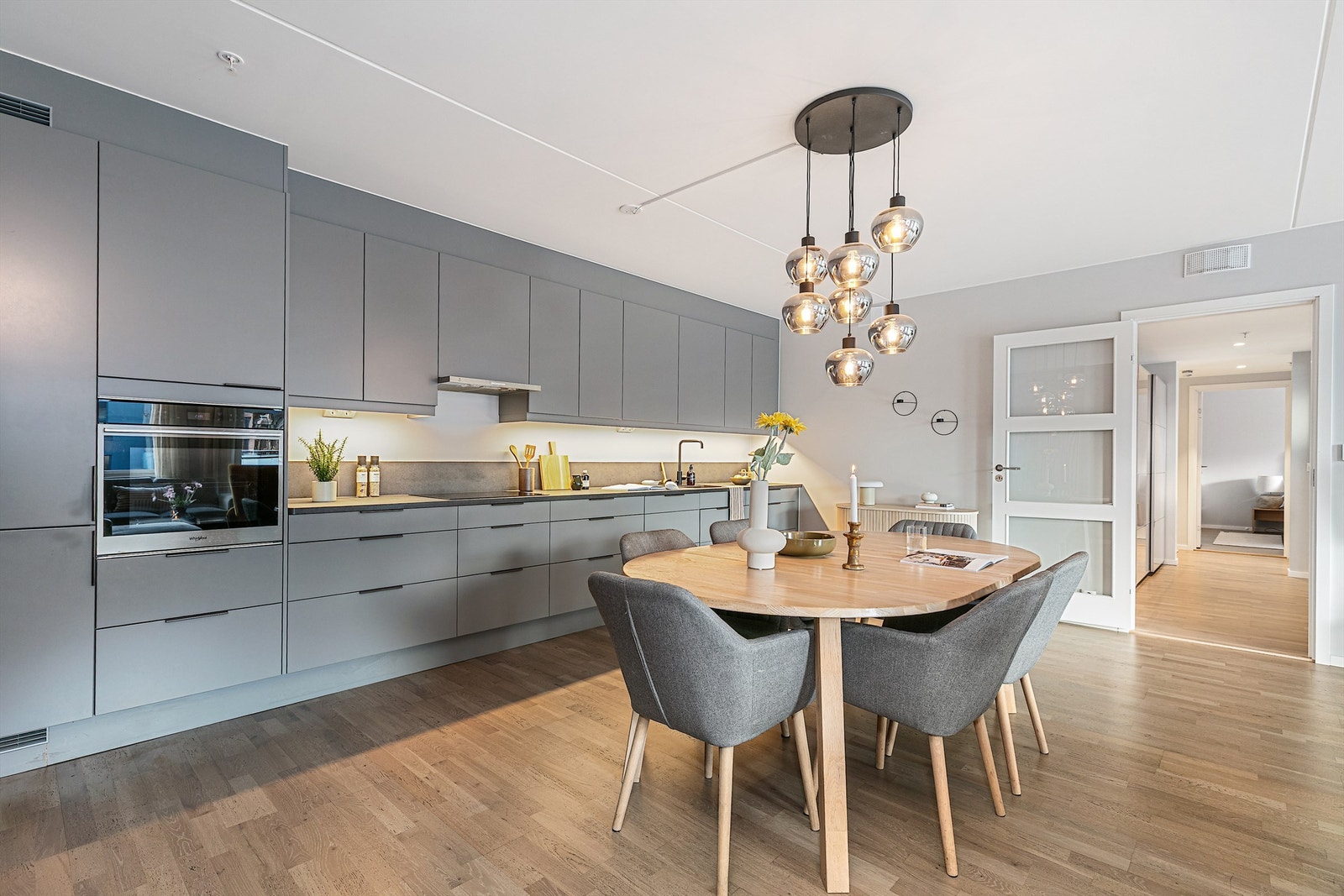 Kjøkkenet er god utstyrt, med integrerte hvitevarer og høye skap. Galleribilde