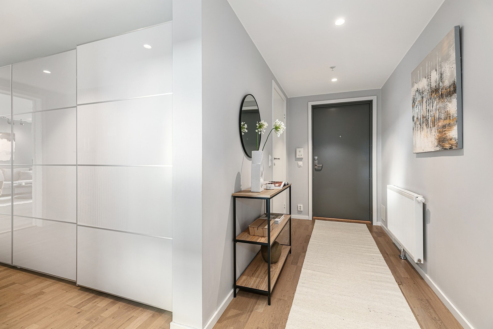 Romslig inngangsparti hvor det er god plass til å ta imot gjester. Galleribilde