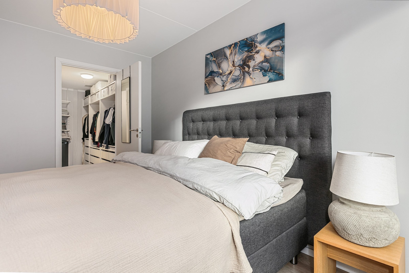 God oppbevaringsplass i walk-in garderobeskap. Galleribilde