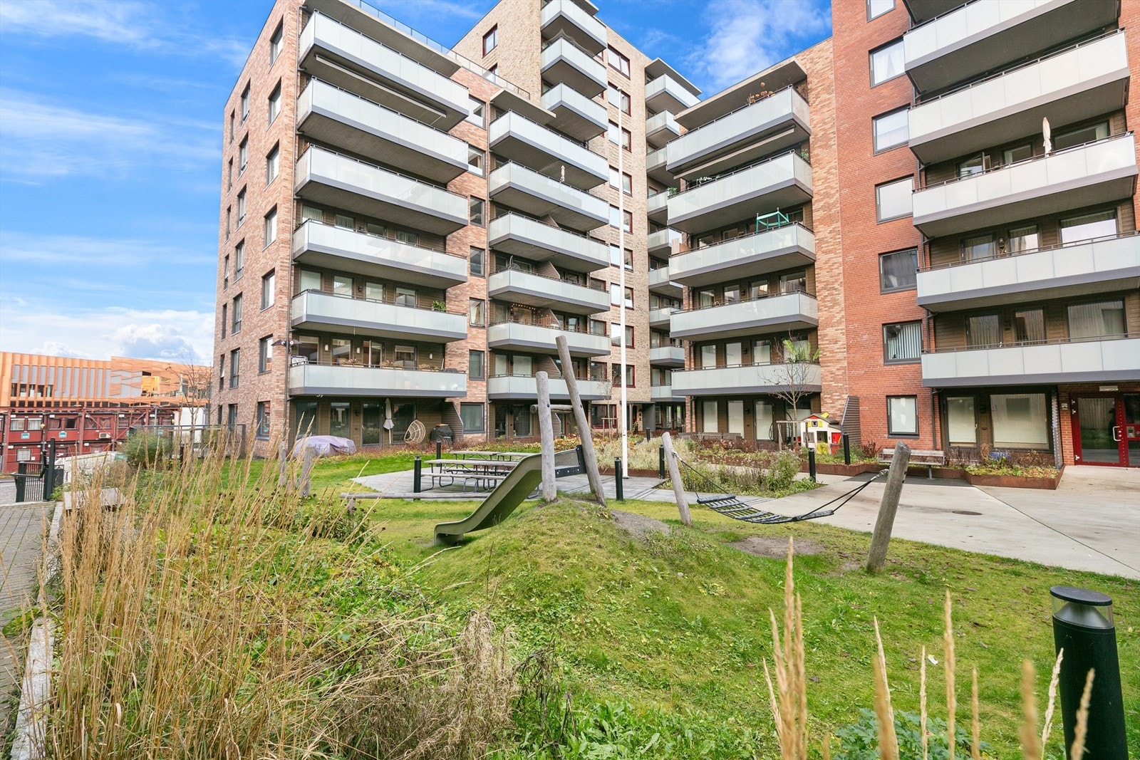 Leiligheten ligger sentralt på Lørenskog med gangavstand til alt du måtte trenge i hverdagen. Galleribilde