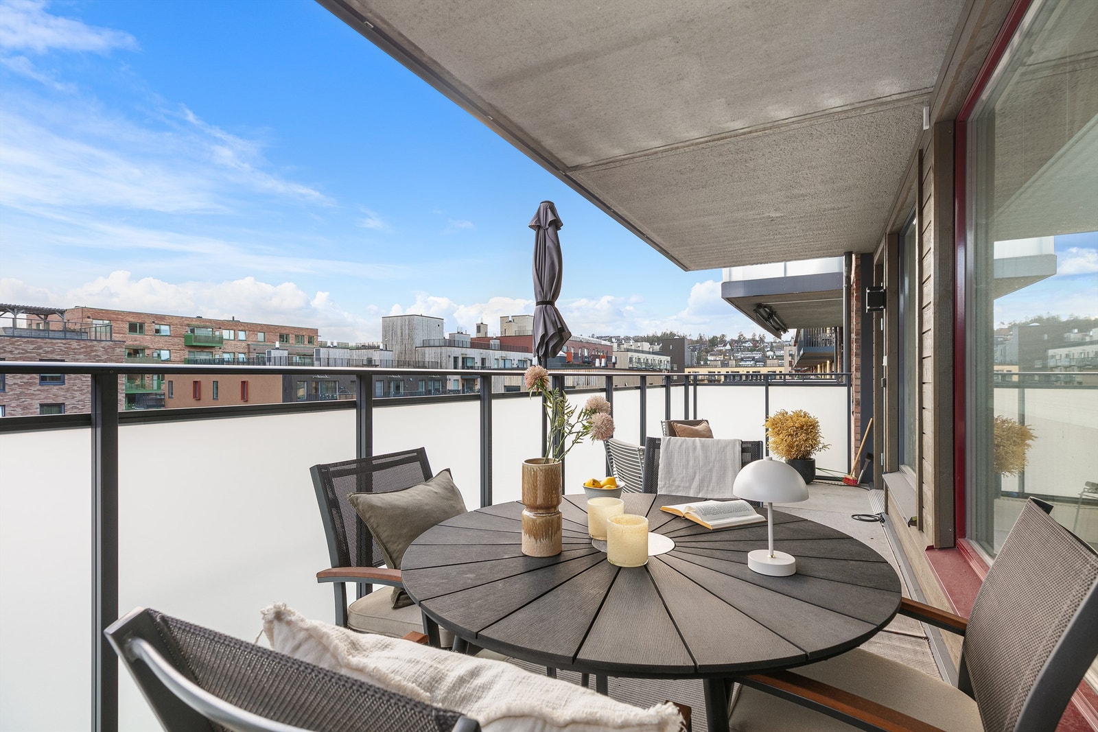 Balkongen ligger mot syd og har meget gode solforhold. Galleribilde