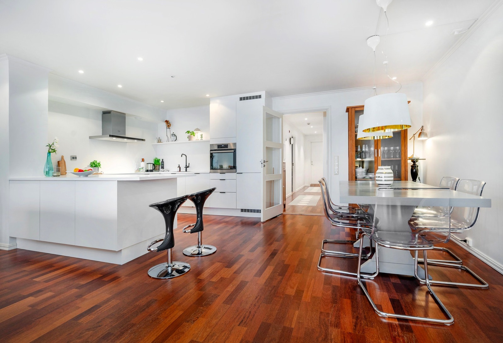 Kjøkkenet ble skiftet i 2023 - HTH kjøkken med integrerte hvitevare Galleribilde