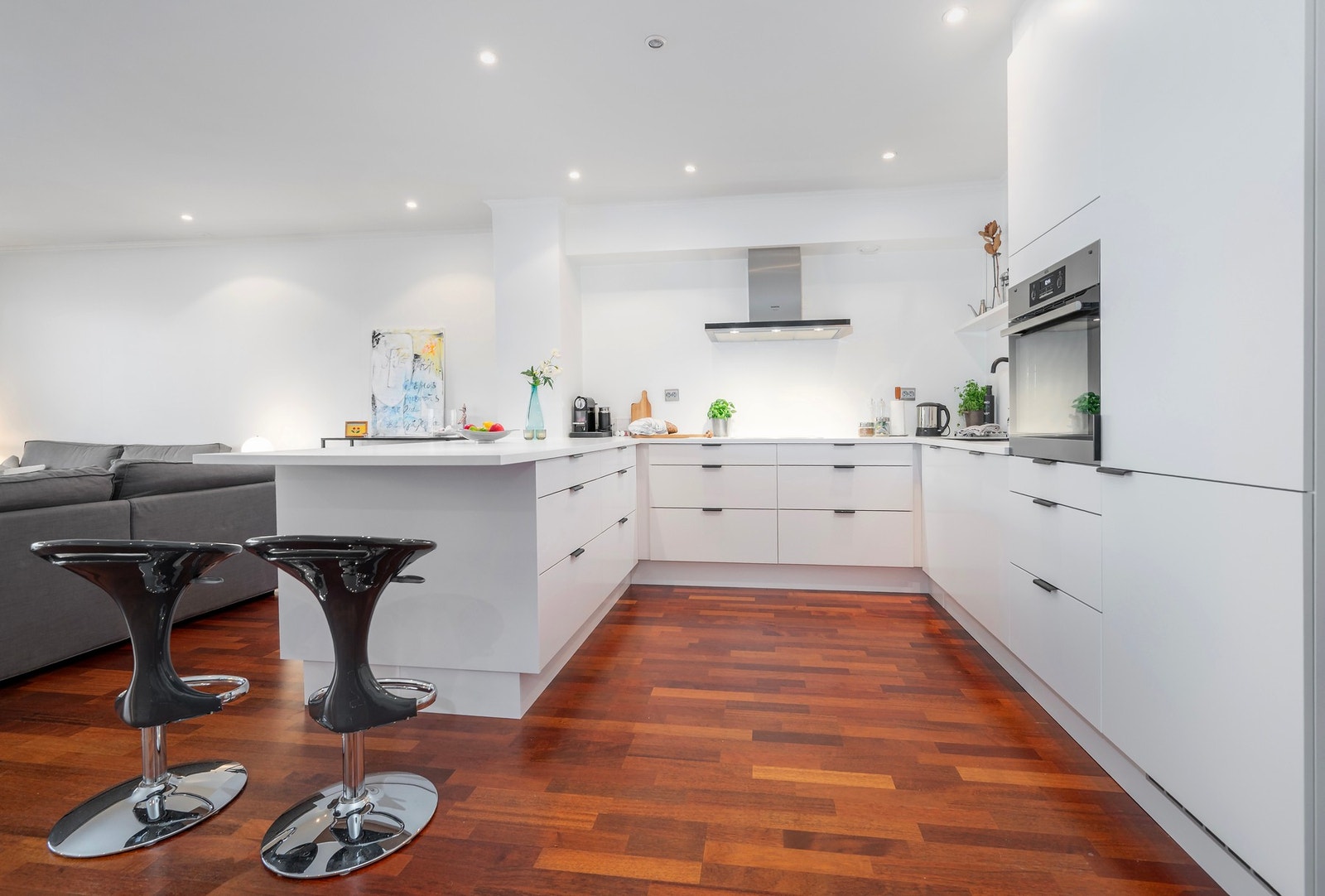 Det er masse benkeplass og skapplass på kjøkken. Galleribilde