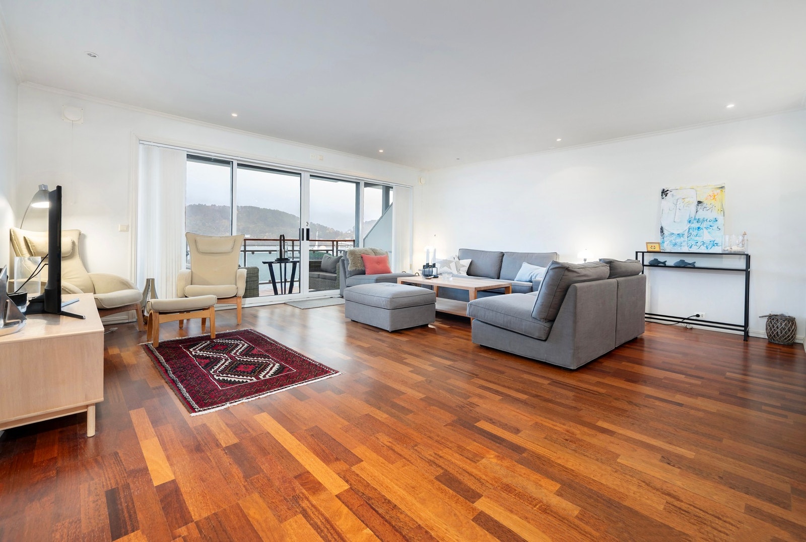 Stuen er romslig og her god plass til både sofagruppe og spisegruppe Galleribilde