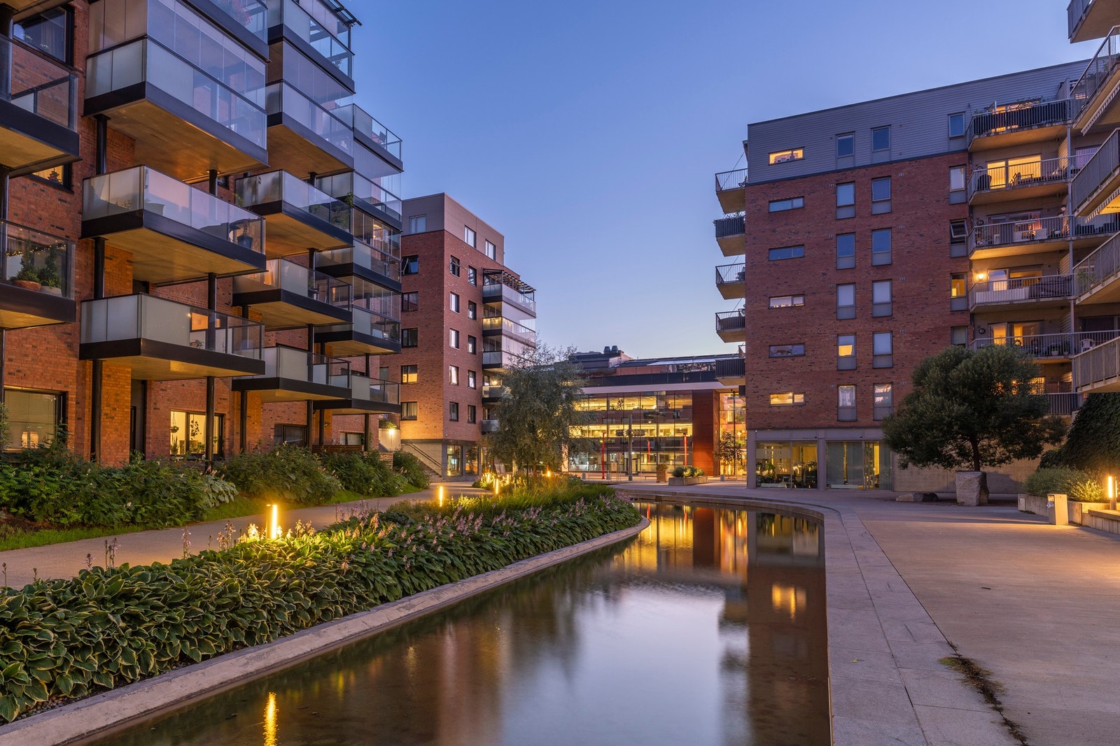 Gjennom Kværnerbyen går vannspeilet i en liten kanal med dam øverst. Galleribilde
