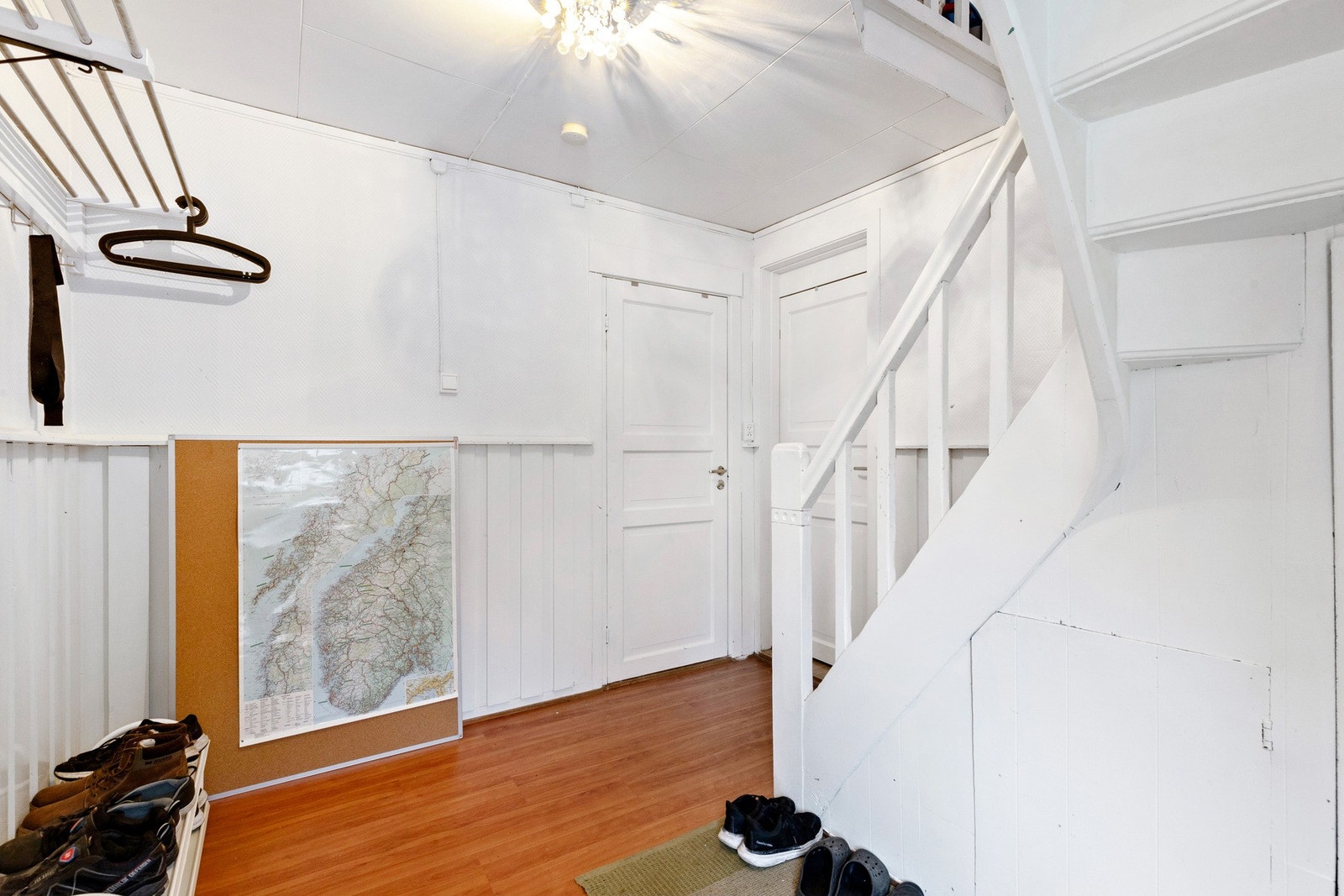 Med trapp opp til 2. Etasje og inngang til hybel Galleribilde