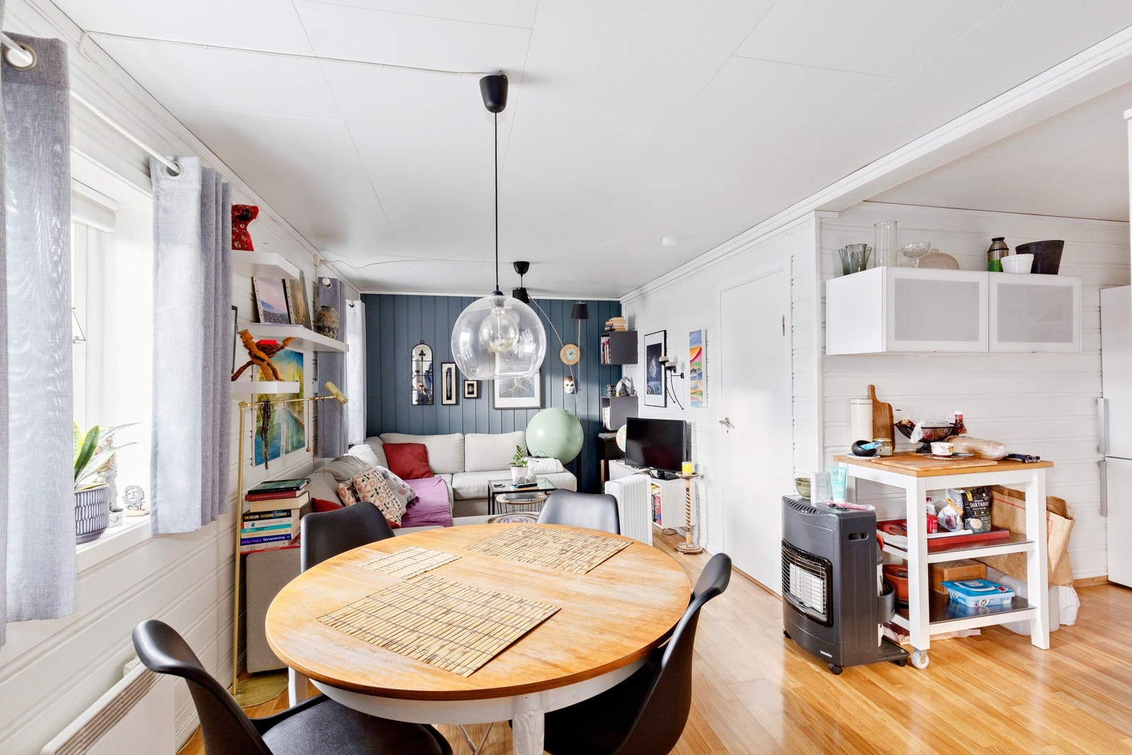 stue, spisestue og kjøkken i 13 B Galleribilde