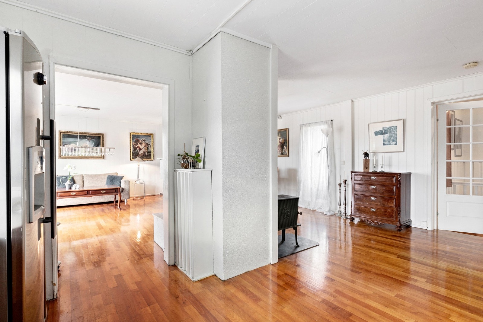 Bildet tatt fra kjøkkenet mot stuen og spisestue Galleribilde