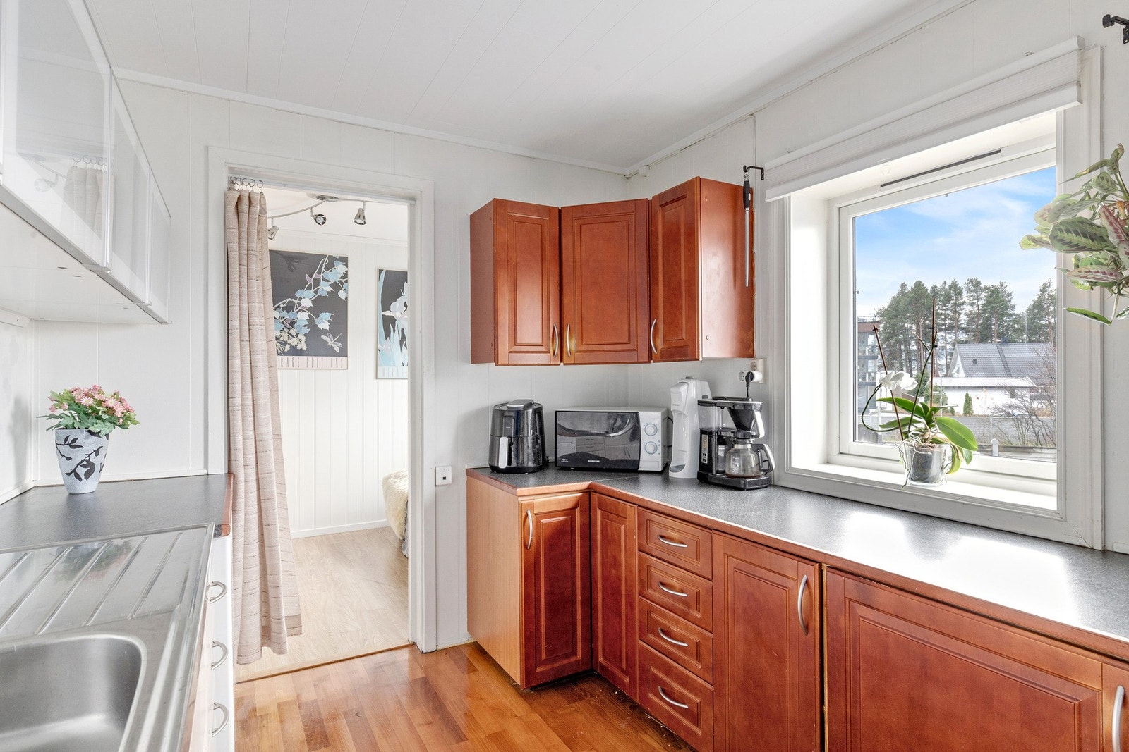 Kjøkkenet med Inngang til soverom Galleribilde