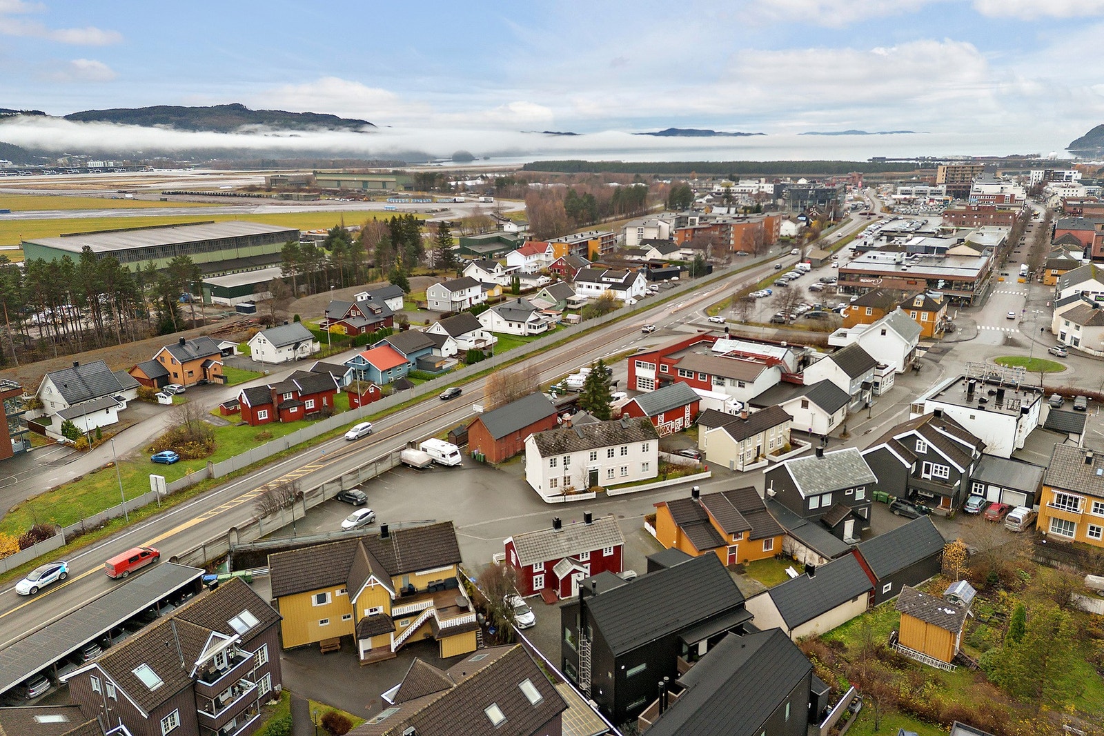 Eiendommen ligger meget sentralt i Stjørdal som byr på alle servicefasiliteter man trenger i hverdagen Galleribilde