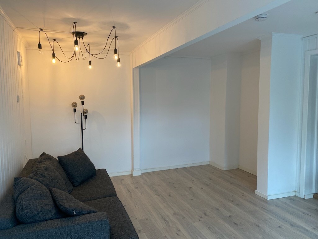 Stue, romslig og flere møbleringsmuligheter Galleribilde