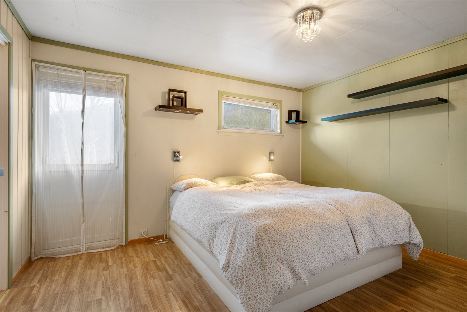 Det er totalt fem soverom i boligen. Her er hovedsoverommet. Galleribilde