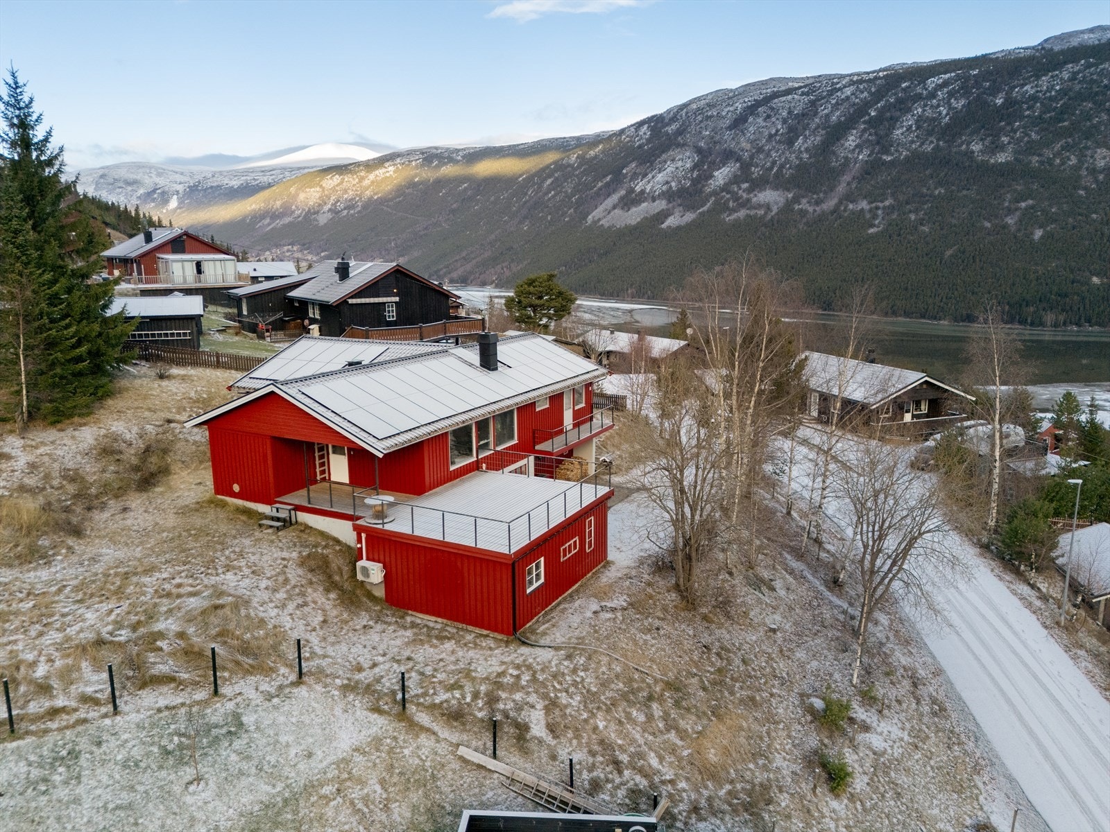 Eneboligen ble bygd i 1979, og inneholder blant annet fem soverom og tre bad. Galleribilde