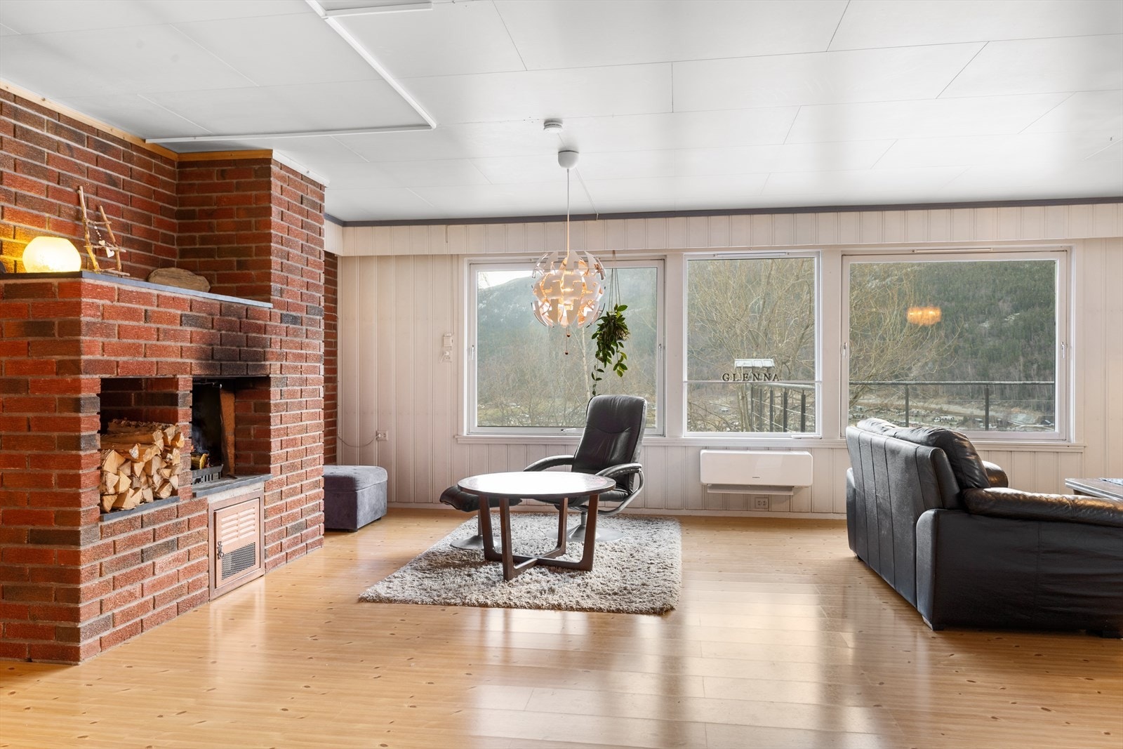 Her har man en romslig stue, med god plass til møblering. Galleribilde