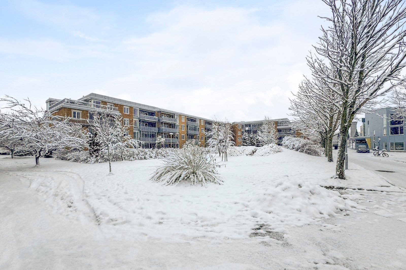 Sagmestervegen er attraktivt med sin nærhet til kjøpesenter, legekontor, basseng og andre sentrumsfasiliteter Galleribilde