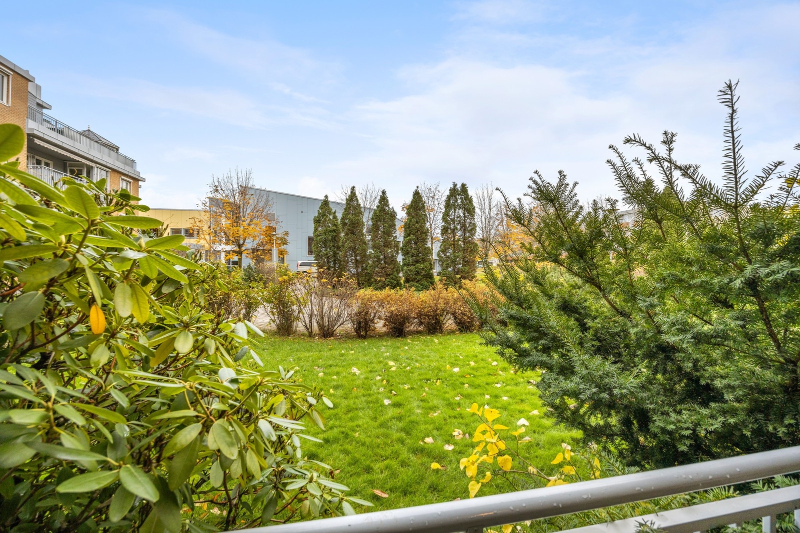 Utsikt over pent opparbeidet fellesområde Galleribilde