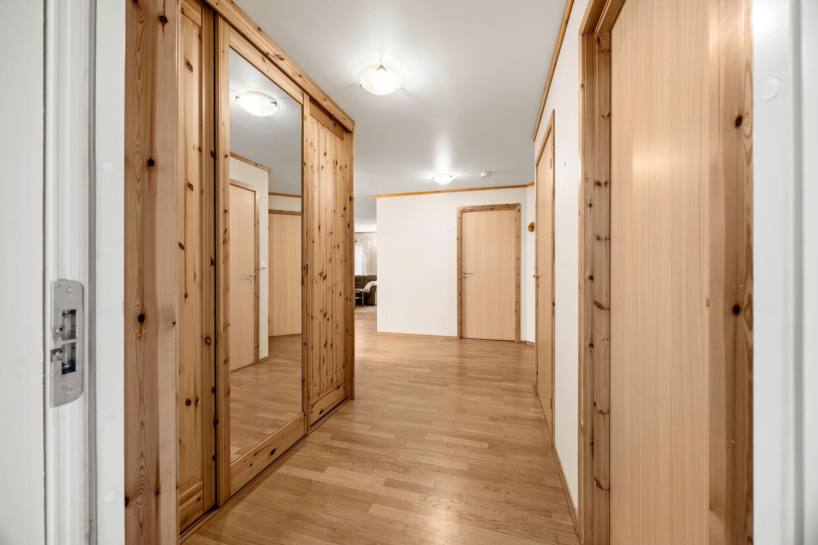 I entréen er det god plass til skyvedørsgarderobe Galleribilde