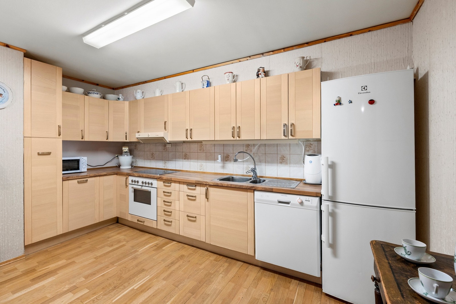 Praktisk innredning med integrert stekeovn, platetopp og oppvaskmaskin Galleribilde