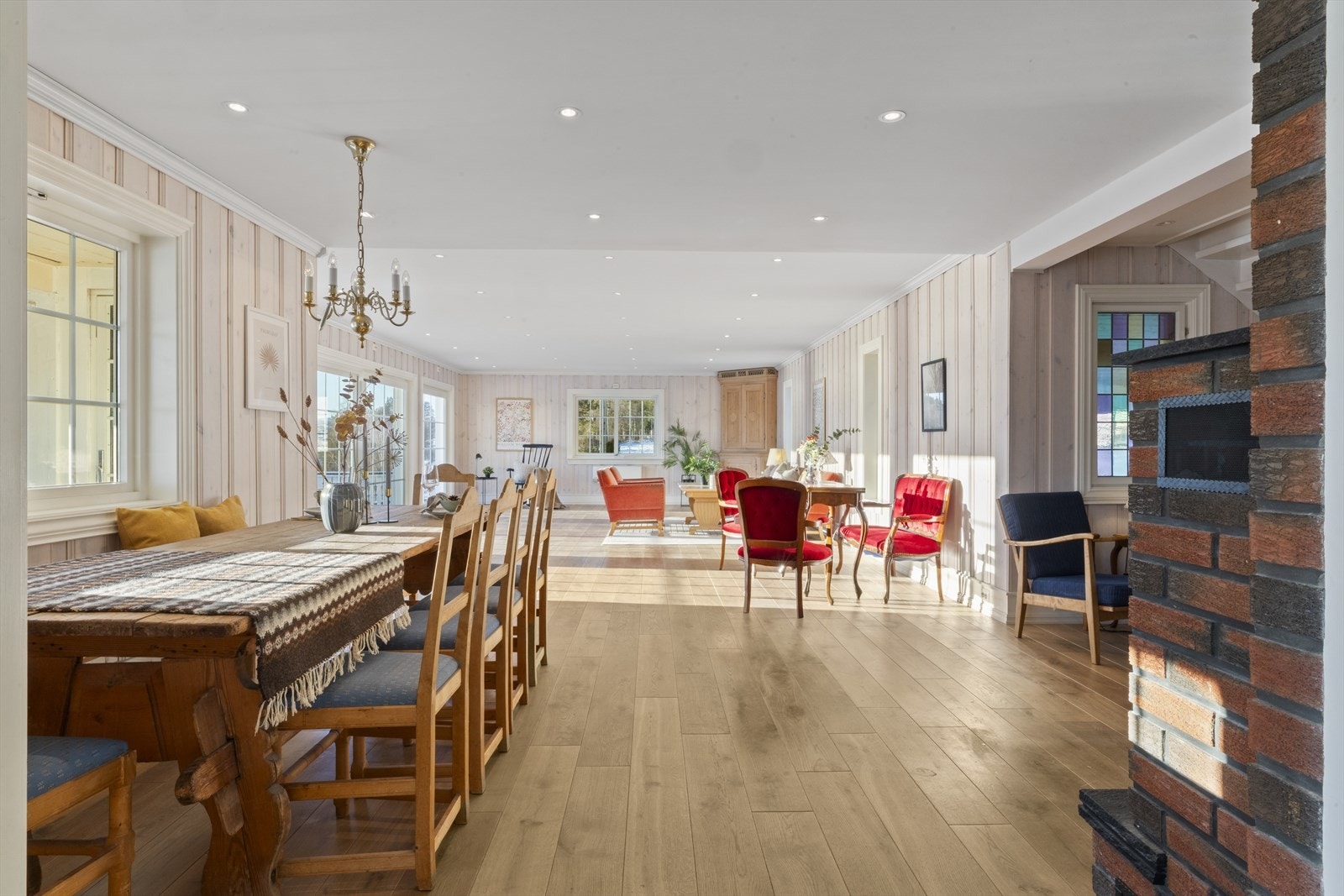 2016 ble boligen oppgradert med blant annet elektrisk anlegg, downlights, nye heltre eikegulv, ny vedovn, nytt kjøkken m.m. Galleribilde