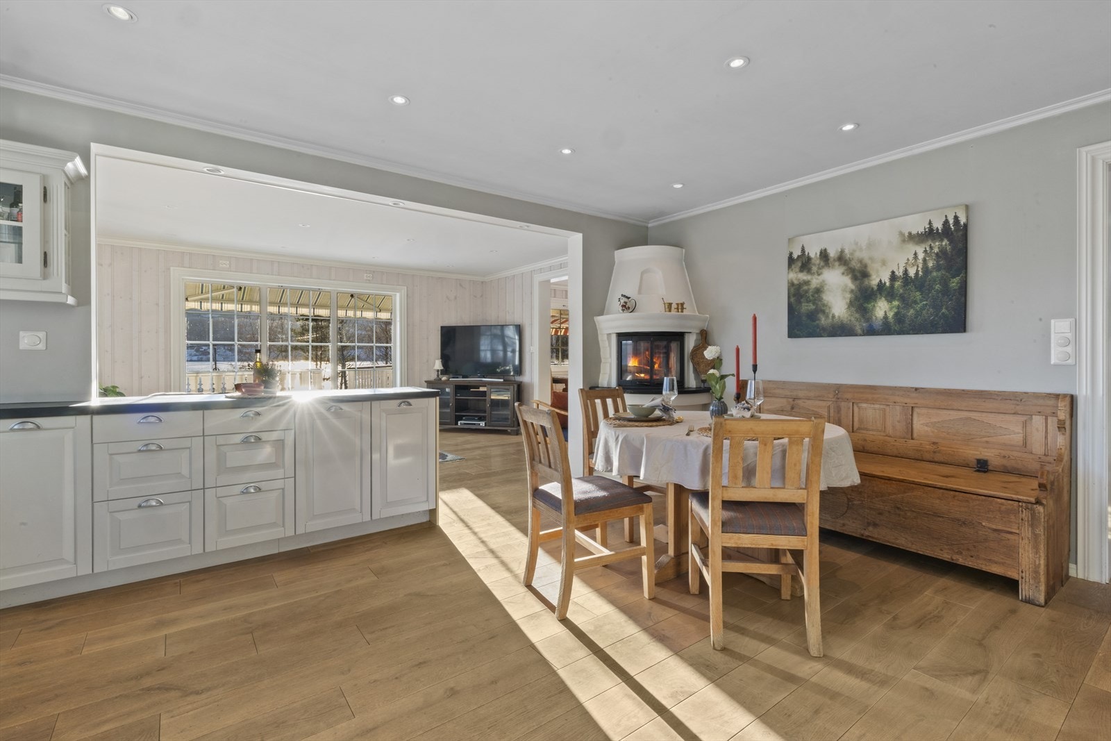 Store vinduer vender ut mot Randsfjorden. Her kan du nyte den fantastiske utsikten, mens du står ved kjøkkenbenken. Galleribilde