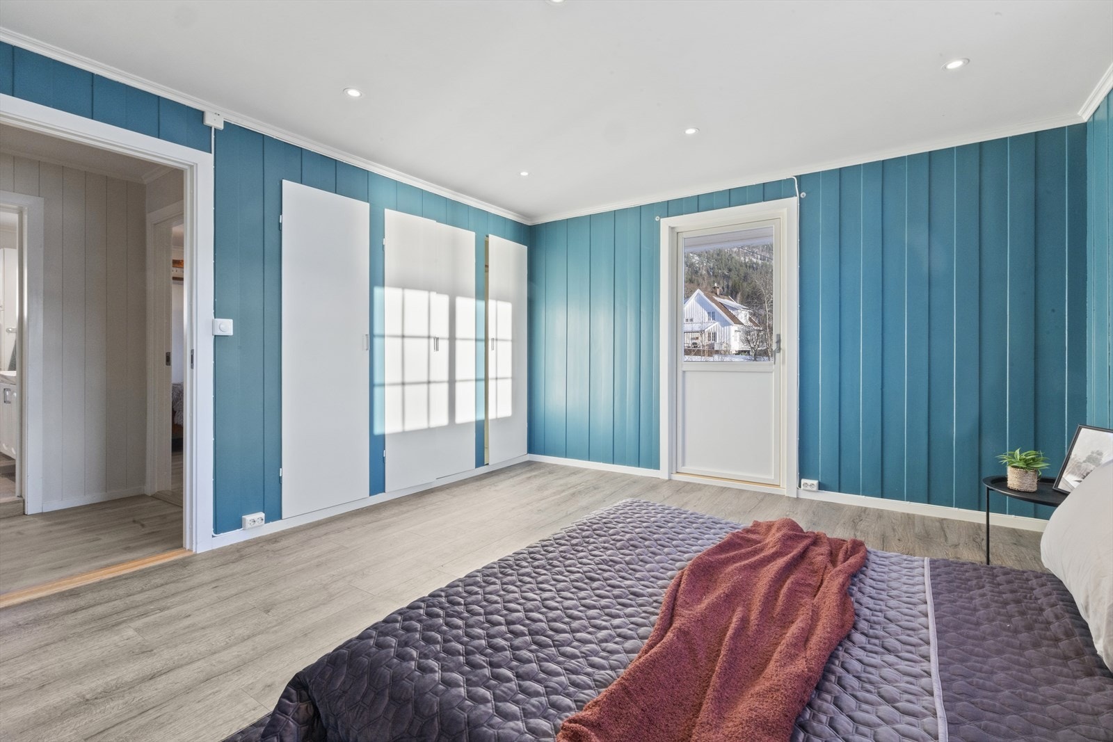 God plass til innredning med dobbeltseng og tilhørende nattbord. Innebygget garderobeskap. Galleribilde