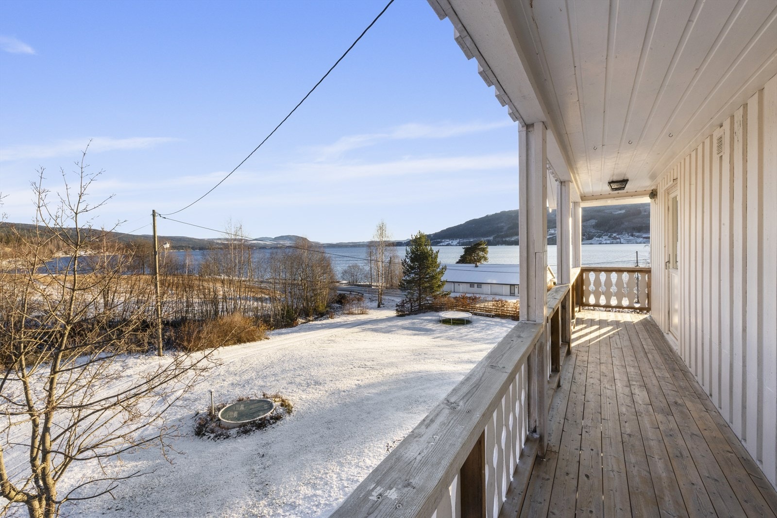 Egen privat balkong på ca. 10 kvm. Her kan du også nyte den spektakulære utsikten. Galleribilde