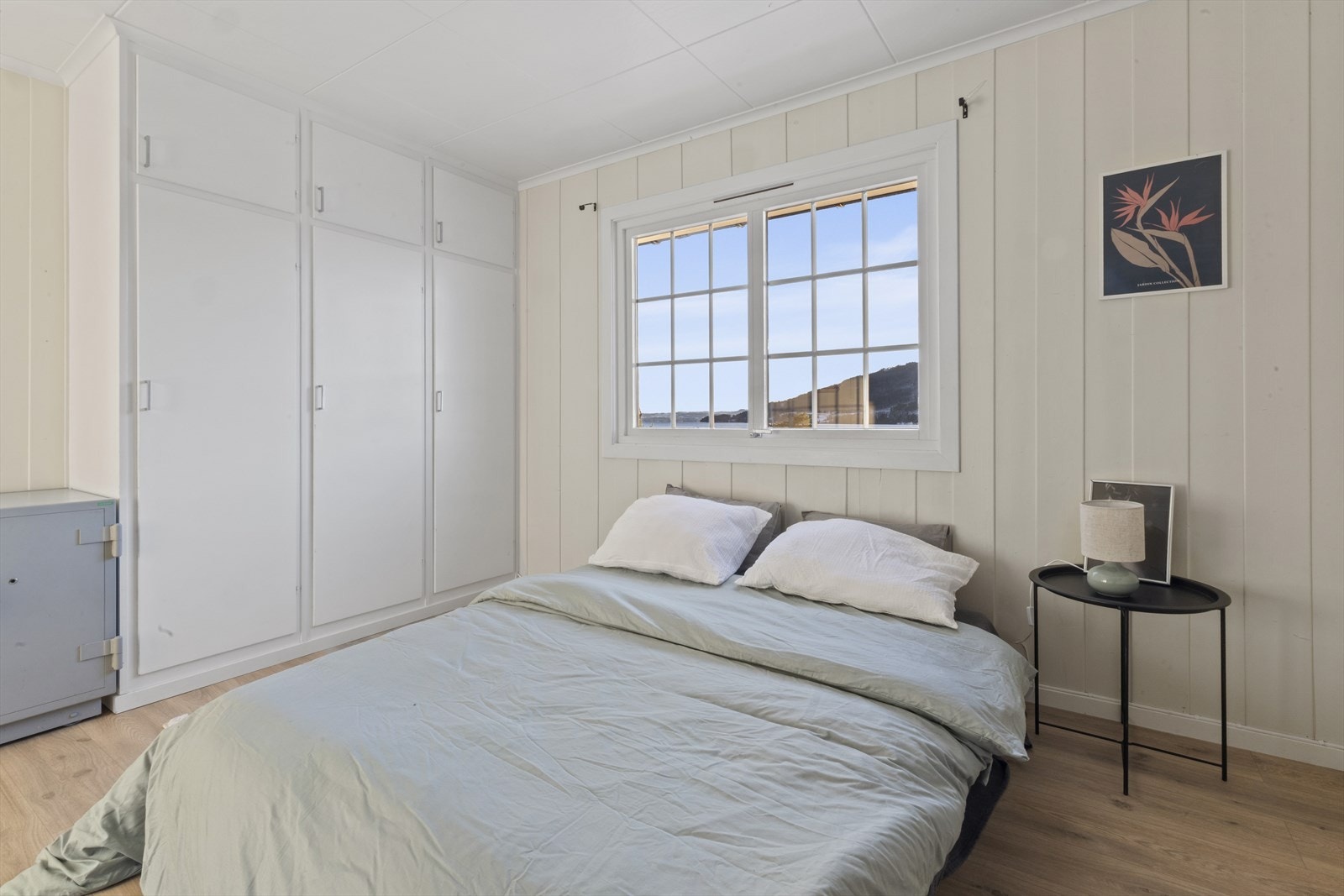 Safe på soverommet medfølger handelen og vil IKKE bli fjernet. Hyller på veggen vil medfølge da de er fastmonterte. Galleribilde