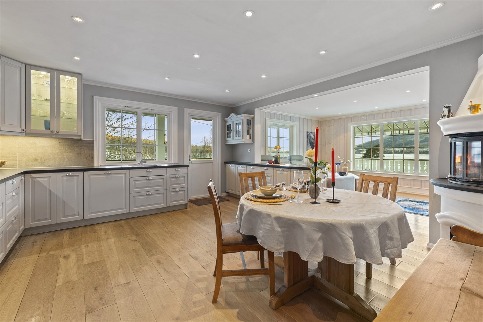 Integrerte hvitevarer med induksjon koketopp, innebygget stekeovn og mikroovn i høyskap. Integrert kjøleskap og oppvaskmaskin. Galleribilde