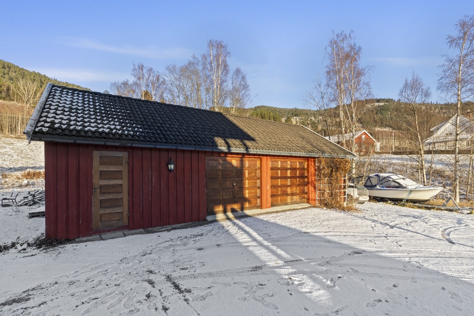 Eiendommen ligger stille og tilbaketrukket på en stor tomt på nærmere 5 mål, omgitt av natur og med god avstand til naboer. Galleribilde