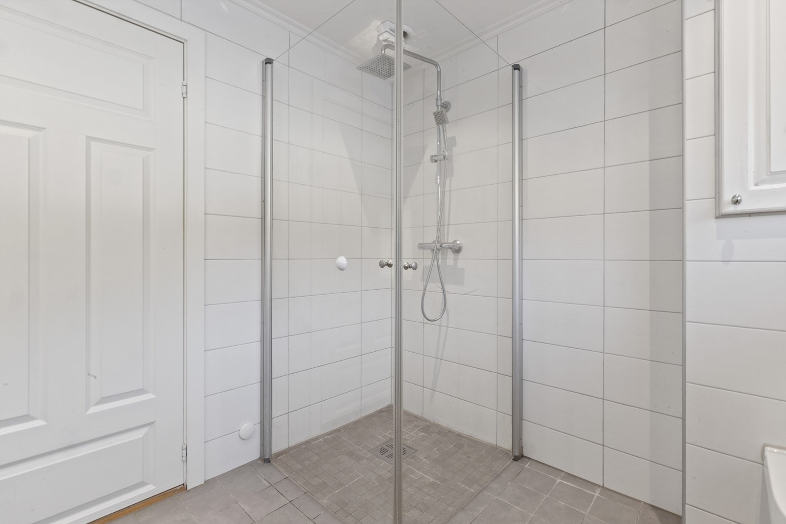 Elektrisk styrt vifte over dusjen. Overstrømming under døren for tilluft. Galleribilde