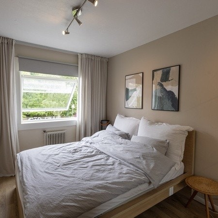 Romslig soverom med fin utsikt til Ola Narr Parken Galleribilde