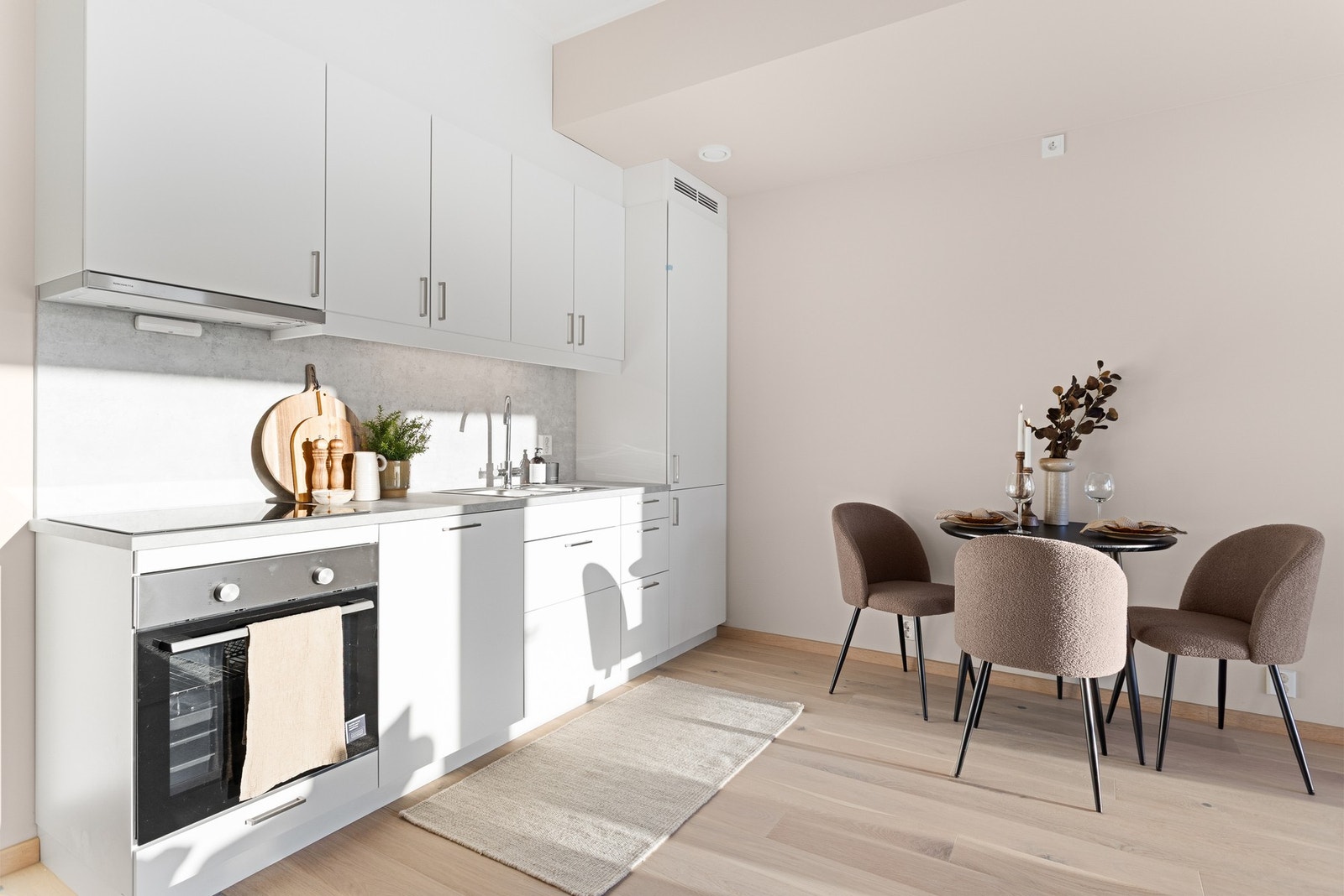 Delikat kjøkken fra Drømmekjøkken, med integrerte hvitevarer Galleribilde