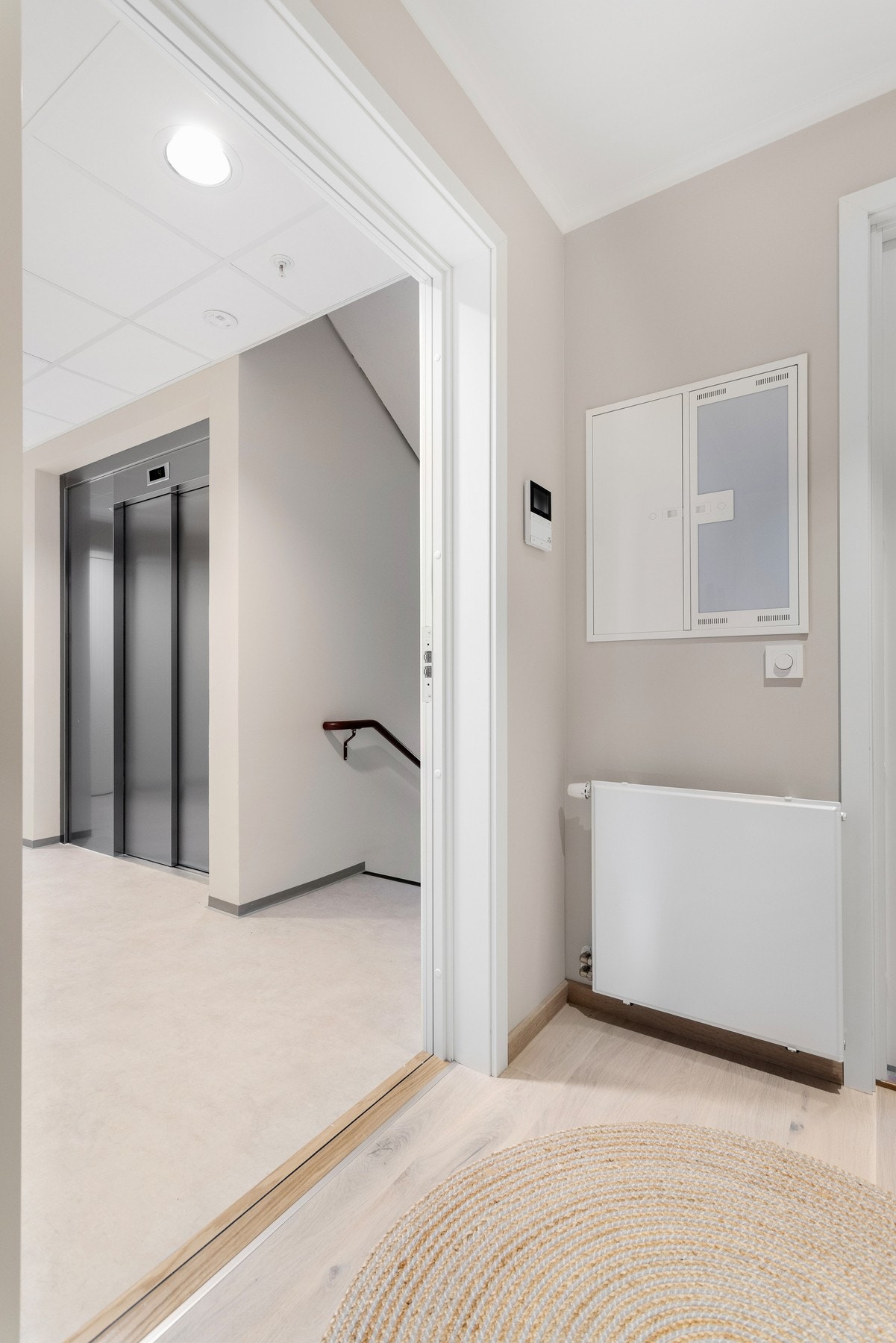 Oppvarmingsskilde via radiatorer med varme fra fjernevarmeanlegg. Galleribilde