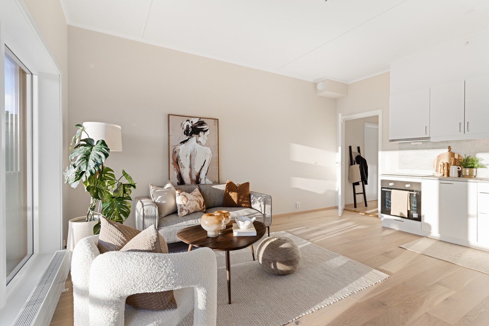 Flott 13 mm 1stavs hvitpgimentert eikeparkett i alle rom unntatt bad Galleribilde