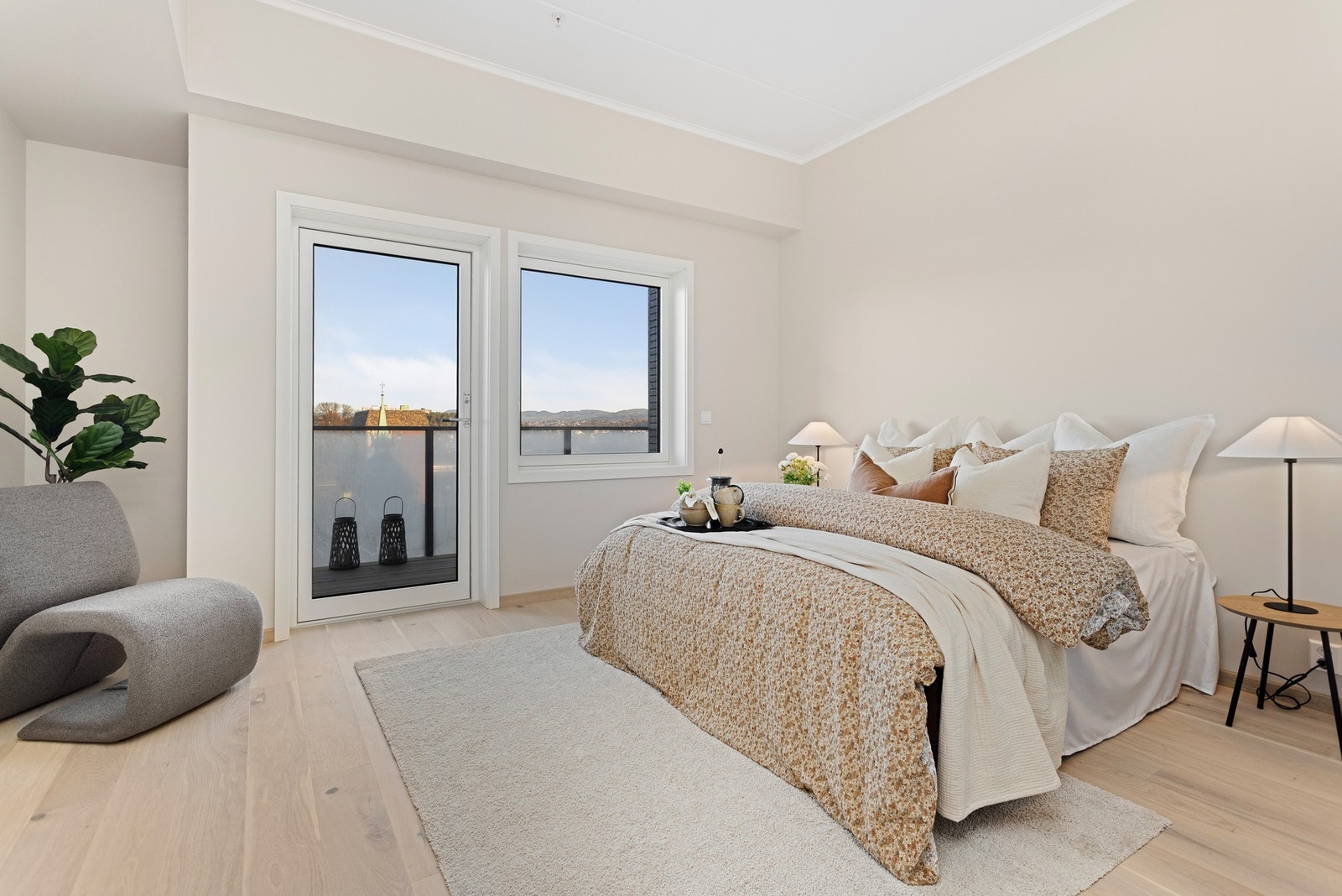 Flott hovedsoverom med meget god plass til seng og møblering Galleribilde