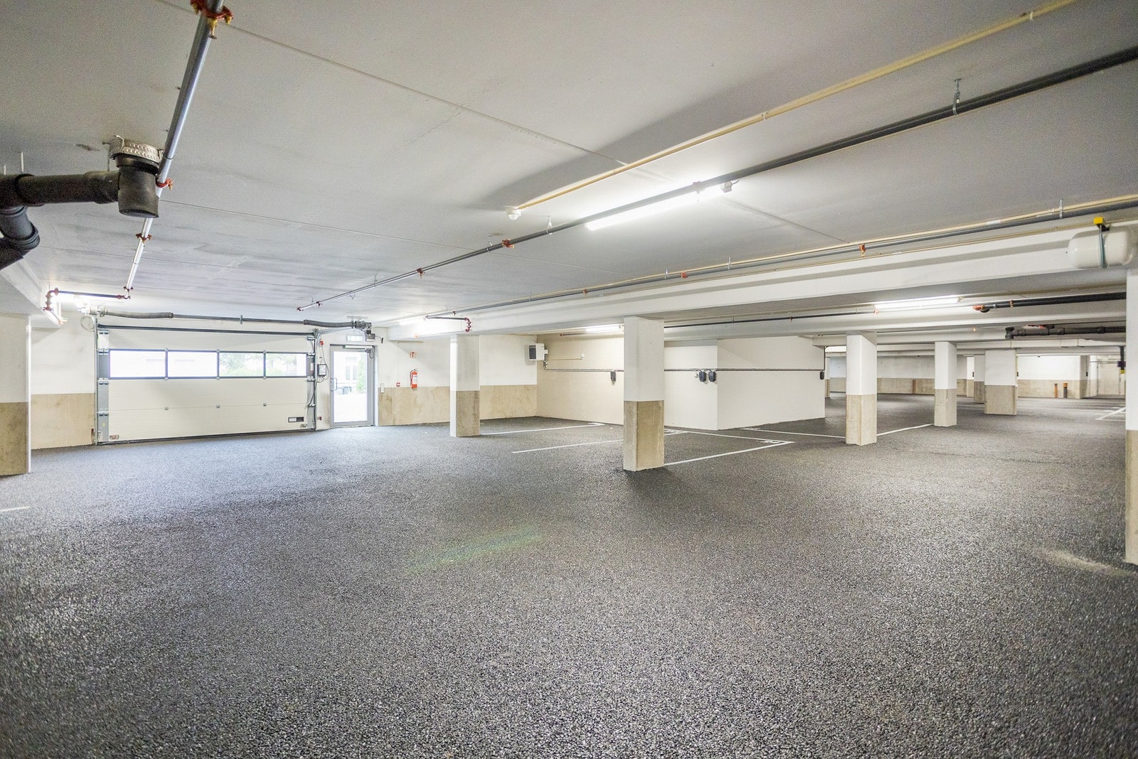 Det følger med parkeringsplass i garasjekjeller. Galleribilde