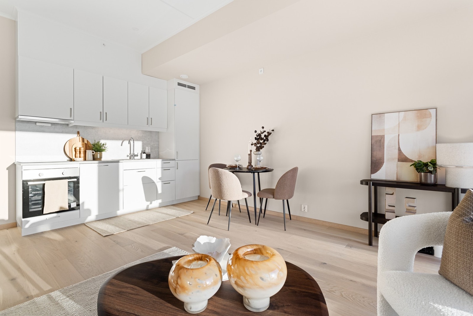 Det er solid plass til både sitte- og spisegruppe Galleribilde