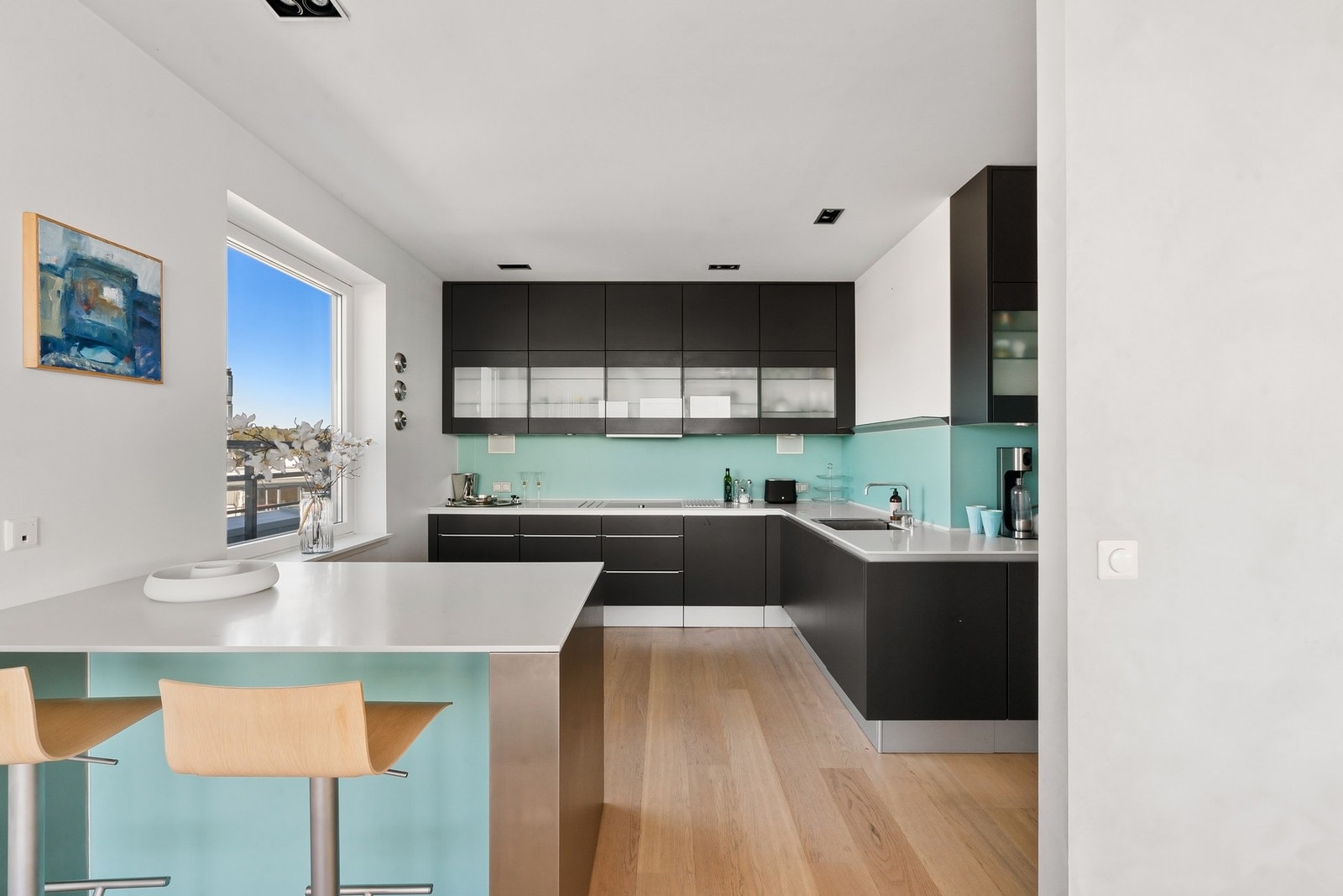 Kjøkkeninnredning fra Poggenpohl med glatte fronter og benkeplate av corian. Galleribilde