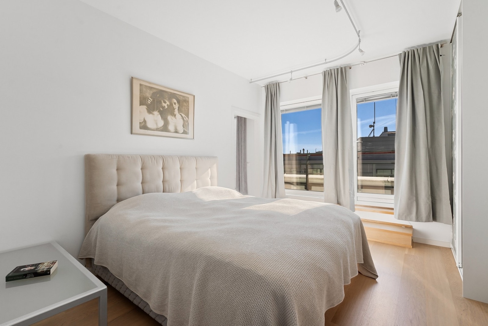 Hovedsoverom med store vindusflater, utgang til balkong, garderoberom og eget baderom. Galleribilde