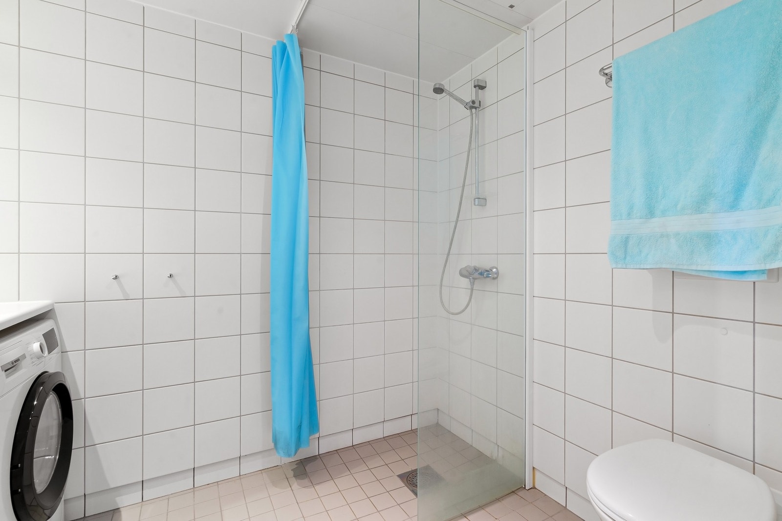 Det er balansert ventilasjon. Luftespalte under dør for lufttilførsel. Galleribilde