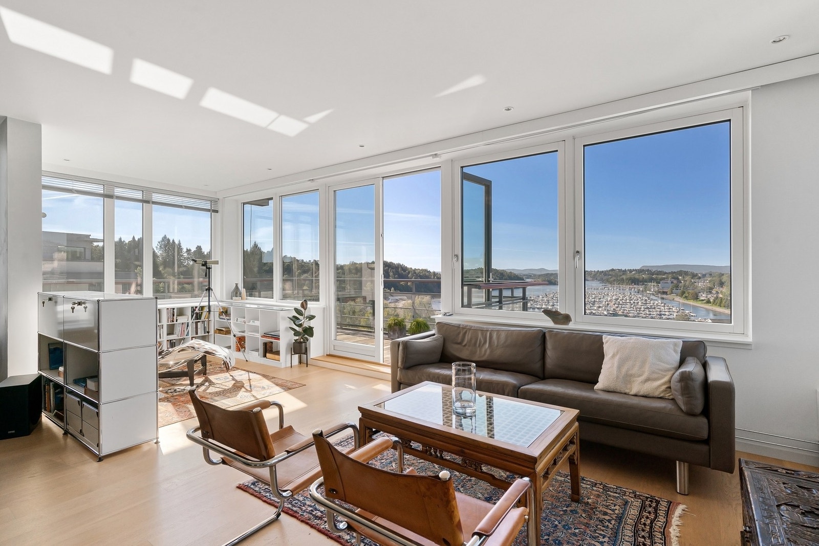 Lun og innbydende sittegruppe med solrike vindusflater og vakker sjøutsikt. Galleribilde