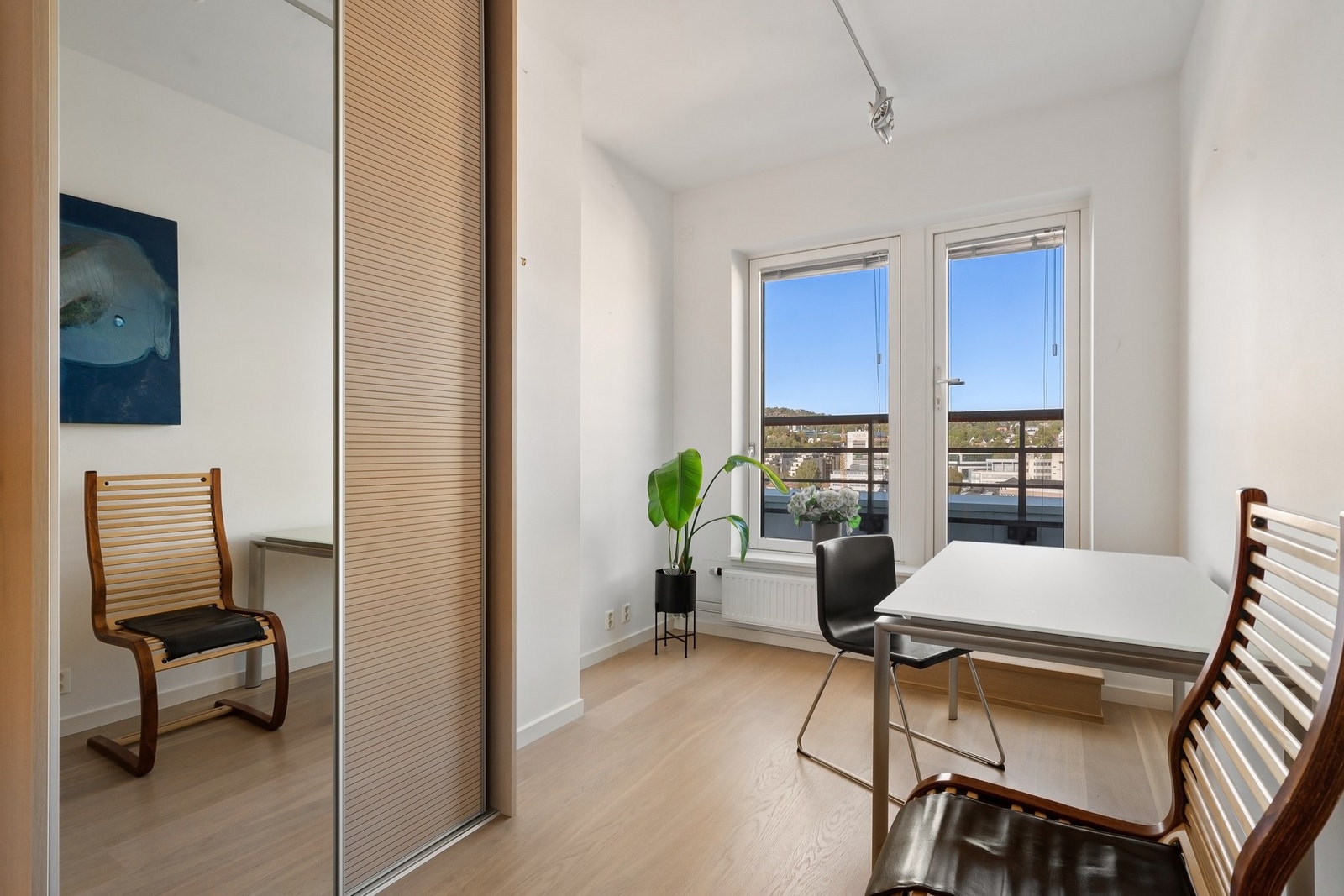 Soverom 3/ kontor med plassbygd gerderobeskap og utgang til balkong. Galleribilde