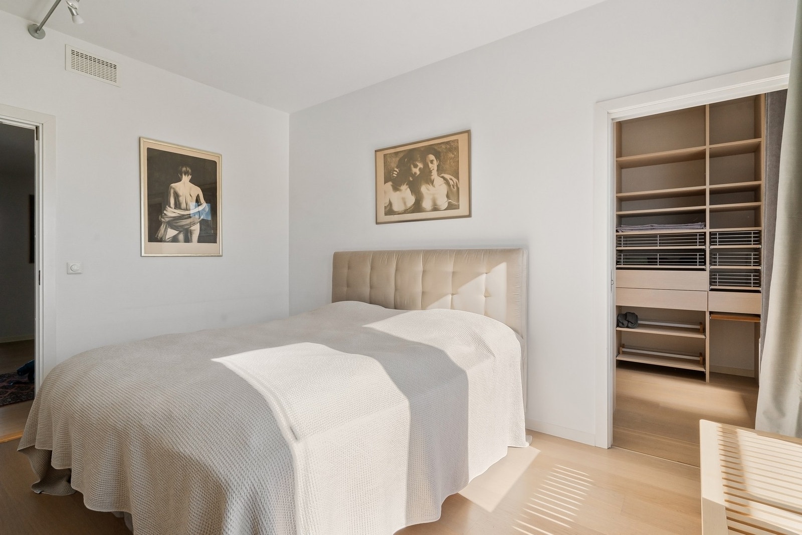 Boligen har montert balansert ventilasjonsanlegg med lufttilførsel i oppholdsrommene. Galleribilde