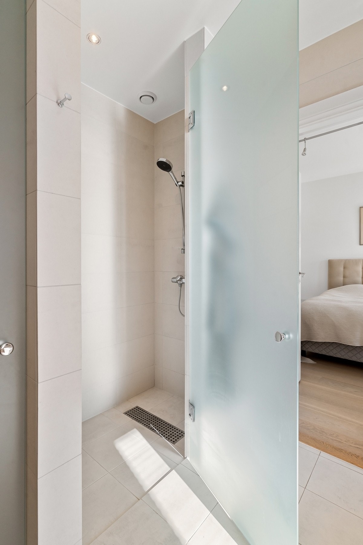 Dusjhjørne med frostet dør. Galleribilde