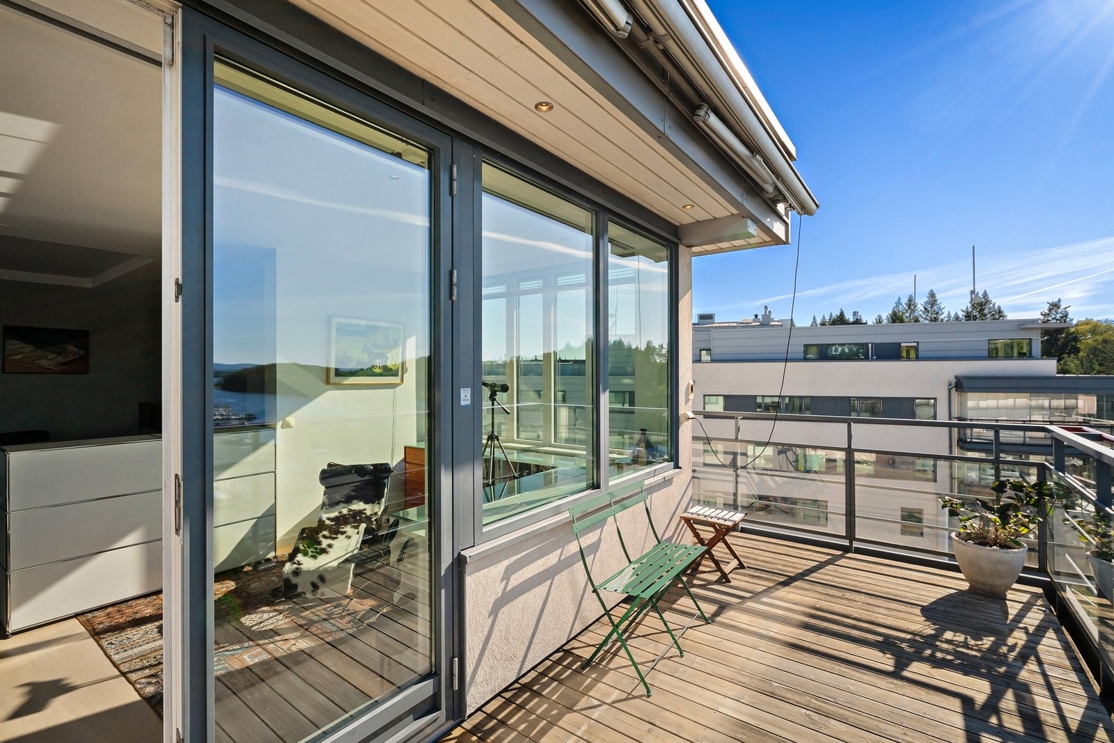 Nydelig balkong med gode solforhold og utsikt mot sjøen. Galleribilde