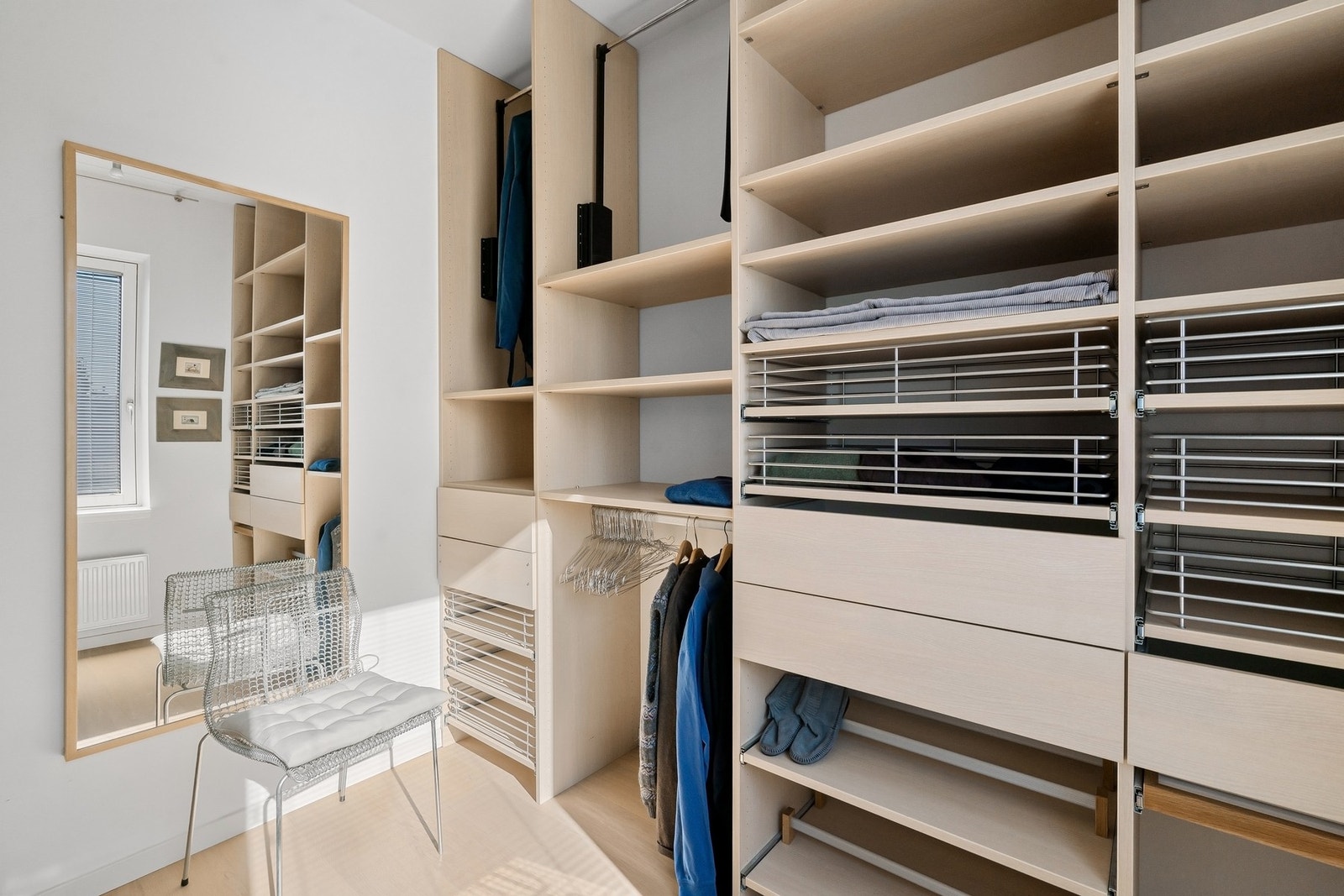 Praktisk garderoberom med god plass til oppbevaring. Galleribilde