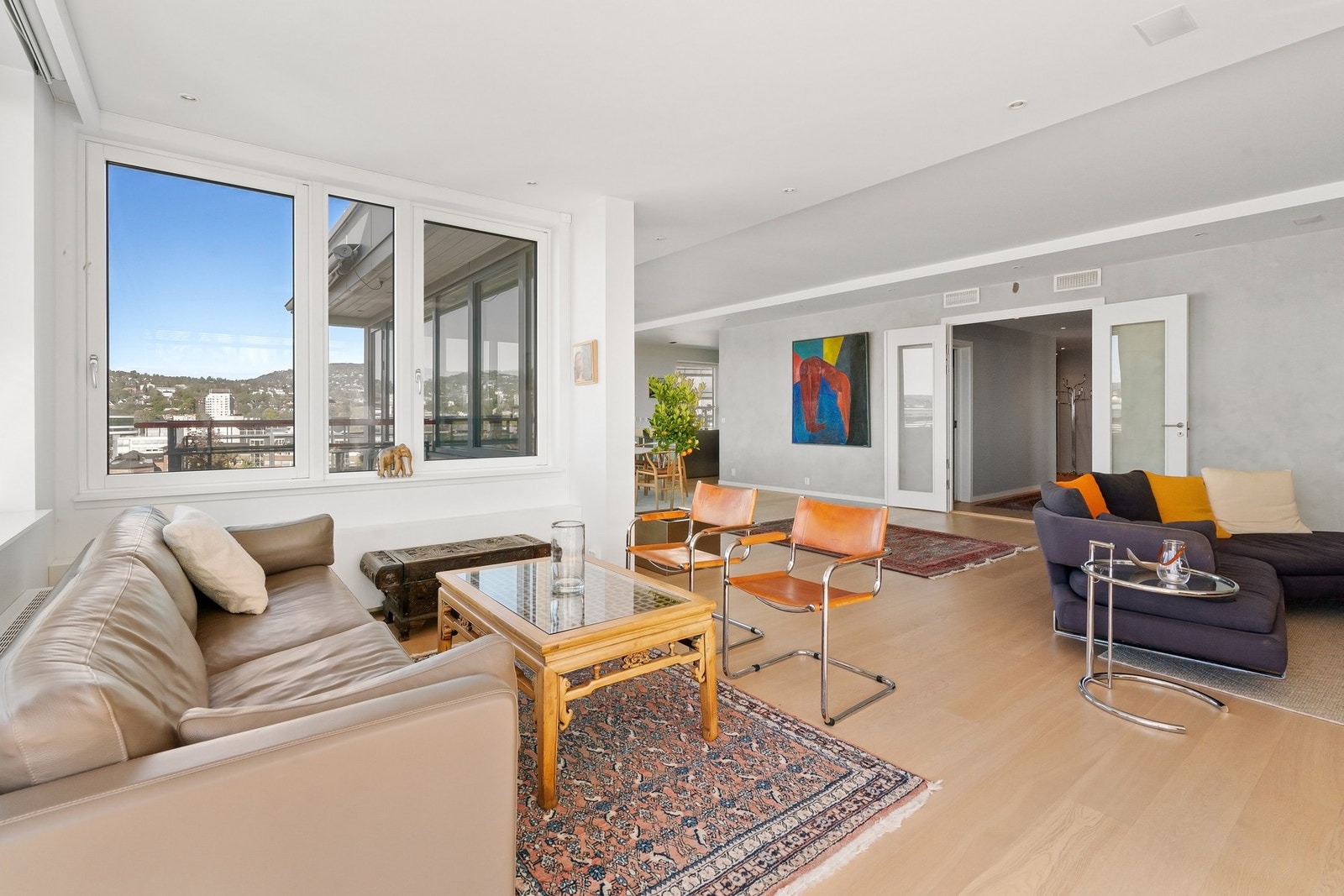 Romslig og gjennomført stue med store vindusflater og god plass til flere soner. Galleribilde